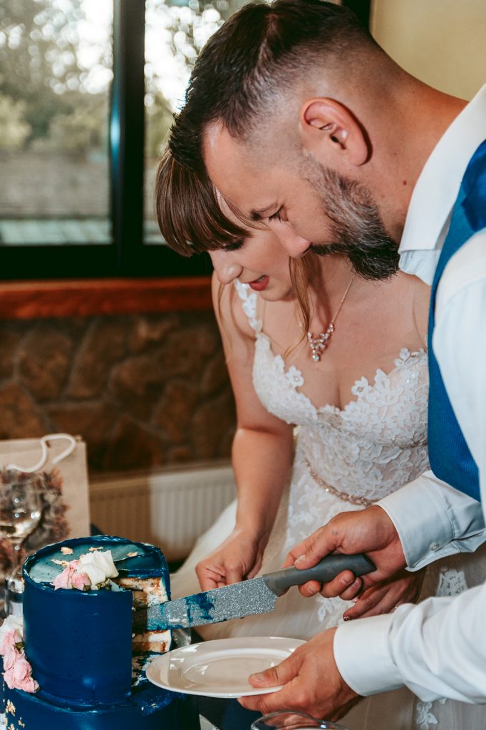 esküvői fotós budapest dunaharaszti esküvő sötétkék torta